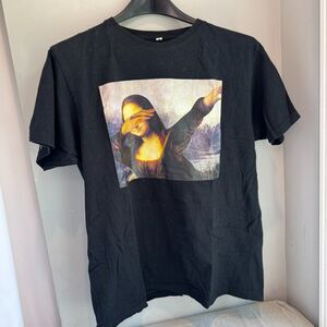 Iconic Screen-Printed Dabbing Mona Lisa Graphic T-Shirt (Size Medium)